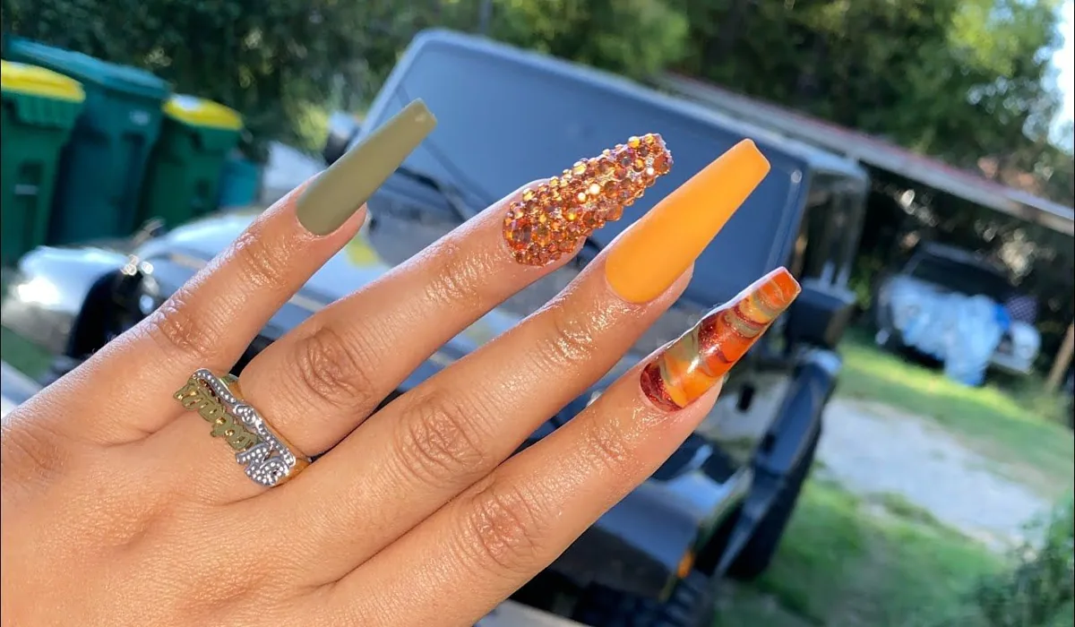 Easy Press-On Nail Design Featuring Chic Details for a Quick Manicure Look Easy Press-On Nail Design Featuring Chic Details for a Quick Manicure Look