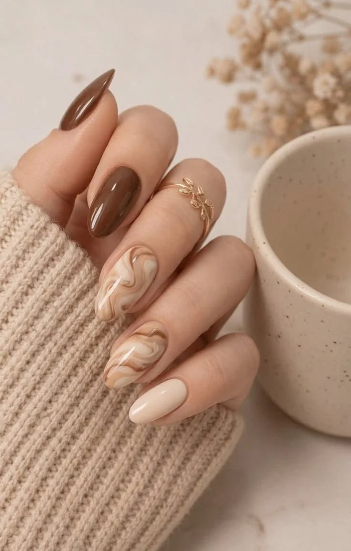 Brown and cream fall nails with minimalist curved nail art Brown and cream fall nails with minimalist curved nail art