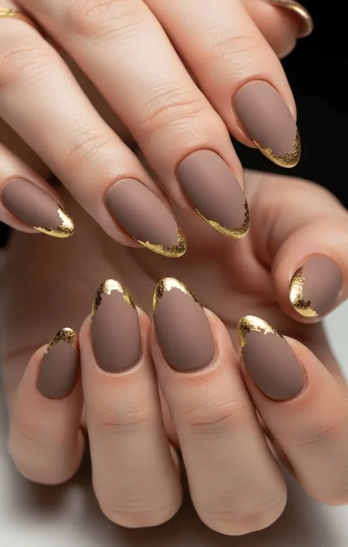 Classy nude fall nails decorated with delicate gold line details Classy nude fall nails decorated with delicate gold line details