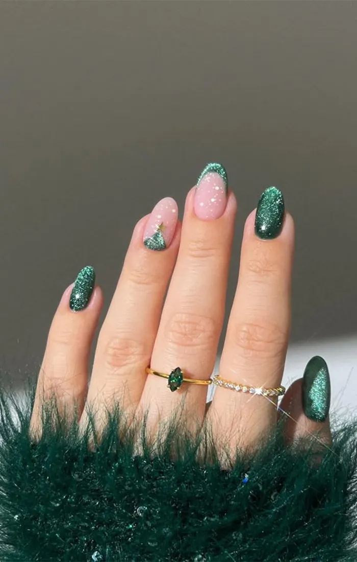 Easy Christmas nails with silver glitter fading across the tips Easy Christmas nails with silver glitter fading across the tips