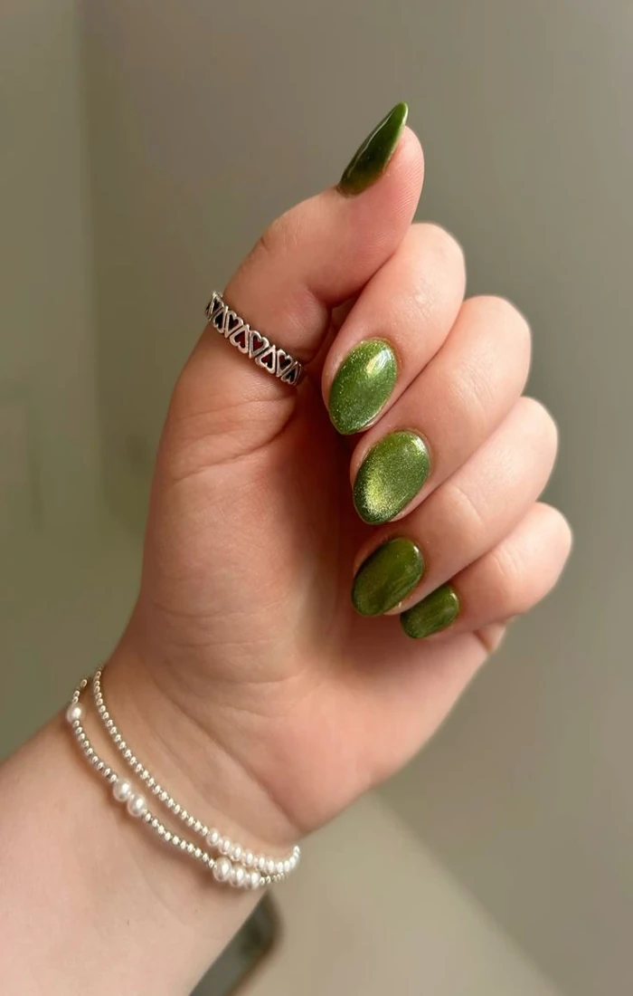 Emerald green cat eye nails with dimensional magnetic shimmer. Emerald green cat eye nails with dimensional magnetic shimmer.