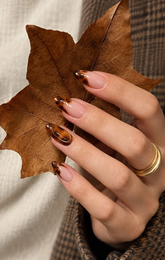 Fall nails with amber and dark brown tortoiseshell accent designs Fall nails with amber and dark brown tortoiseshell accent designs