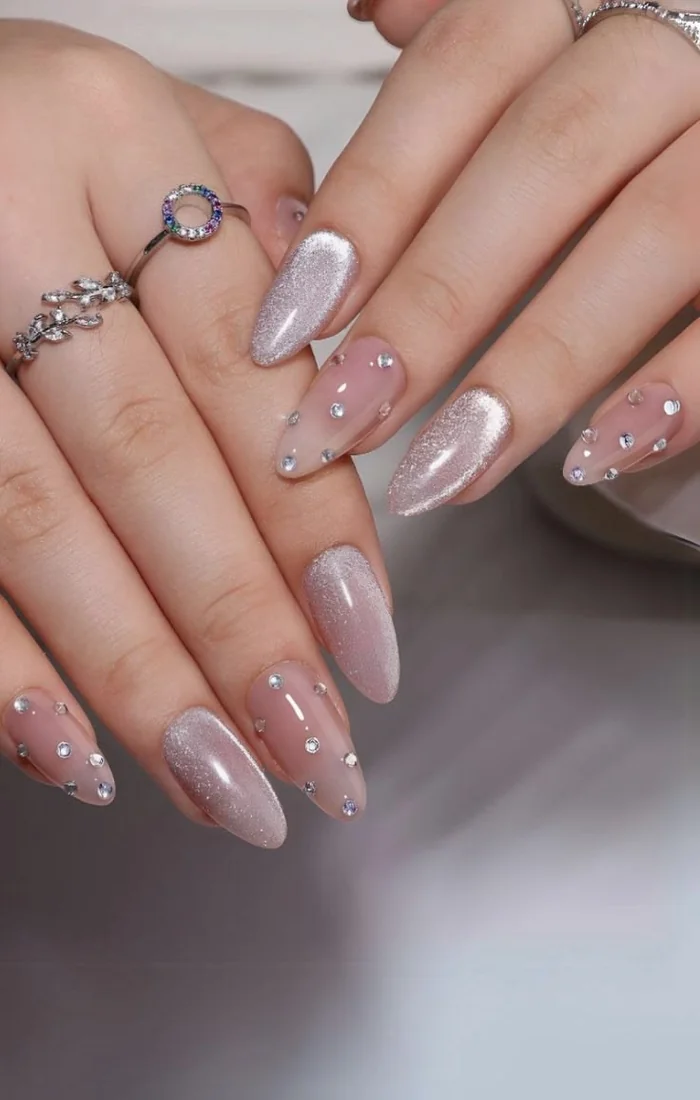 Light pink cat eye nails with small crystal rhinestone accents. Light pink cat eye nails with small crystal rhinestone accents.