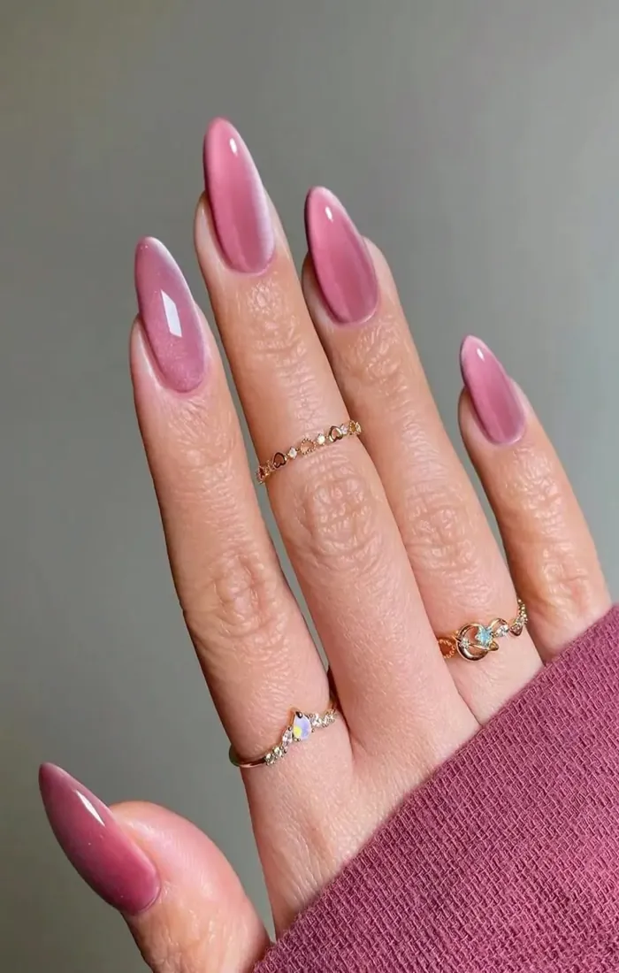 Rose pink cat eye nails with a glowing magnetic finish. Rose pink cat eye nails with a glowing magnetic finish.