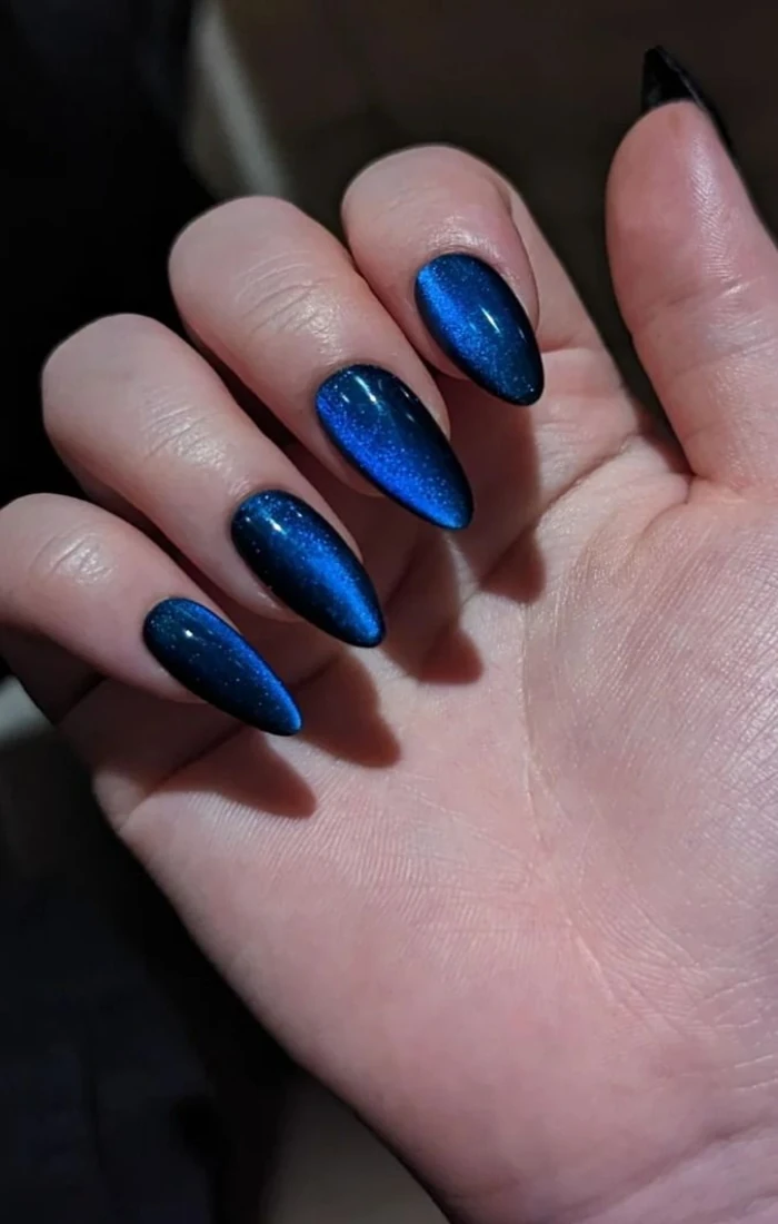 Sapphire blue cat eye nails with a bright magnetic light effect. Sapphire blue cat eye nails with a bright magnetic light effect.