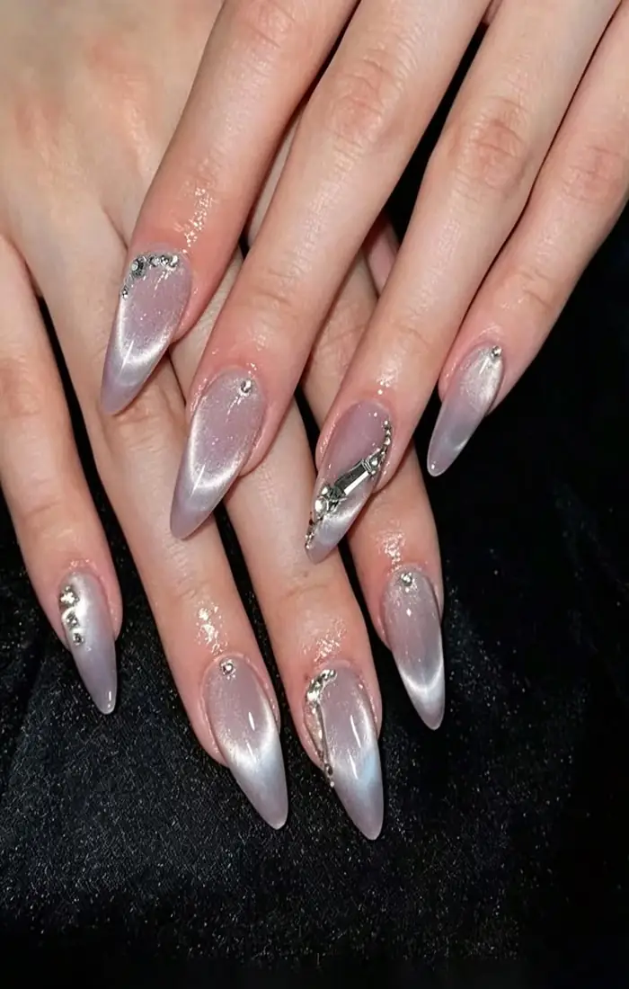 Silver cat eye nails with a luminous diagonal magnetic stripe. Silver cat eye nails with a luminous diagonal magnetic stripe.