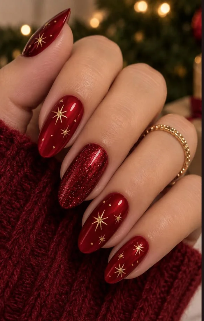Sparkling red glitter Christmas nails with a festive finish Sparkling red glitter Christmas nails with a festive finish