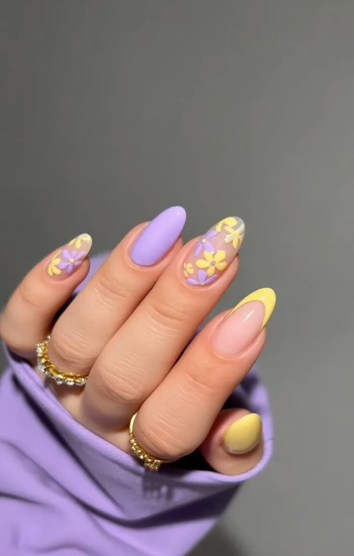 Summer floral nails with tiny white daisies on a pale pink base. Summer floral nails with tiny white daisies on a pale pink base.